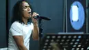 "Nanti ada tukeran lagu juga ama Sheila on 7. Kita bawain lagu Sheila, mereka bawain lagu kita Lagunya apa, rahasia, nanti tonton aja," ujar Bimbim usai jalani latihan. (Adrian Putra/Bintang.com)