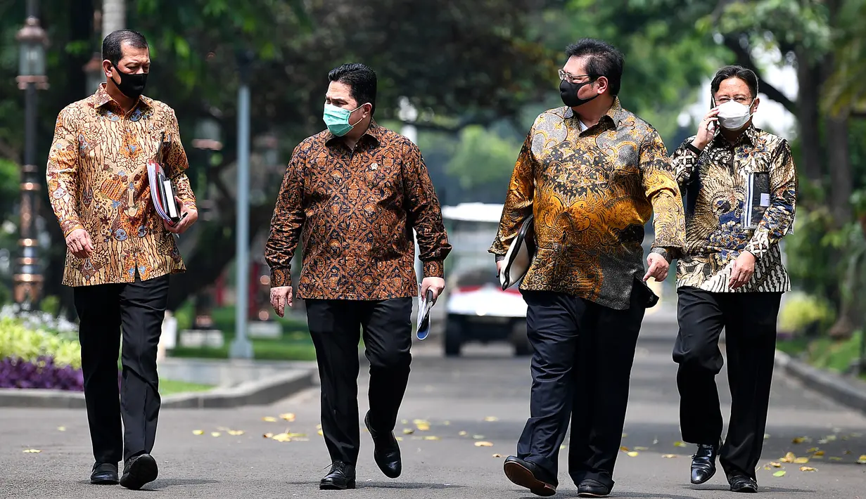 Menko Perekonomian Airlangga Hartarto (kedua kanan) berbincang dengan Kepala BNPB Letjen TNI Doni Monardo, Menteri BUMN Erick Thohir dan Wakil Menteri BUMN Budi Gunadi Sadikin usai bertemu Presiden Joko Widodo di Istana Kepresidenan, Jakarta, Senin (20/7/2020). (ANTARA FOTO/Sigid Kurniawan/POOL)