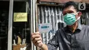 Warga menunjukkan sertifikat vaksin Covid-19 untuk menerima kopi gratis di gratis di Filosofi Kopi Melawai, Jakarta, Rabu (30/6/2021). Filosofi Kopi memberikan kopi gratis bagi warga yang telah melakukan vaksinasi COVID-19. (Liputan6.com/Faizal Fanani)
