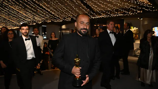 Hamdan Ballal (paling depan) dalam PIala Oscar 2025. (ANGELA WEISS / AFP)