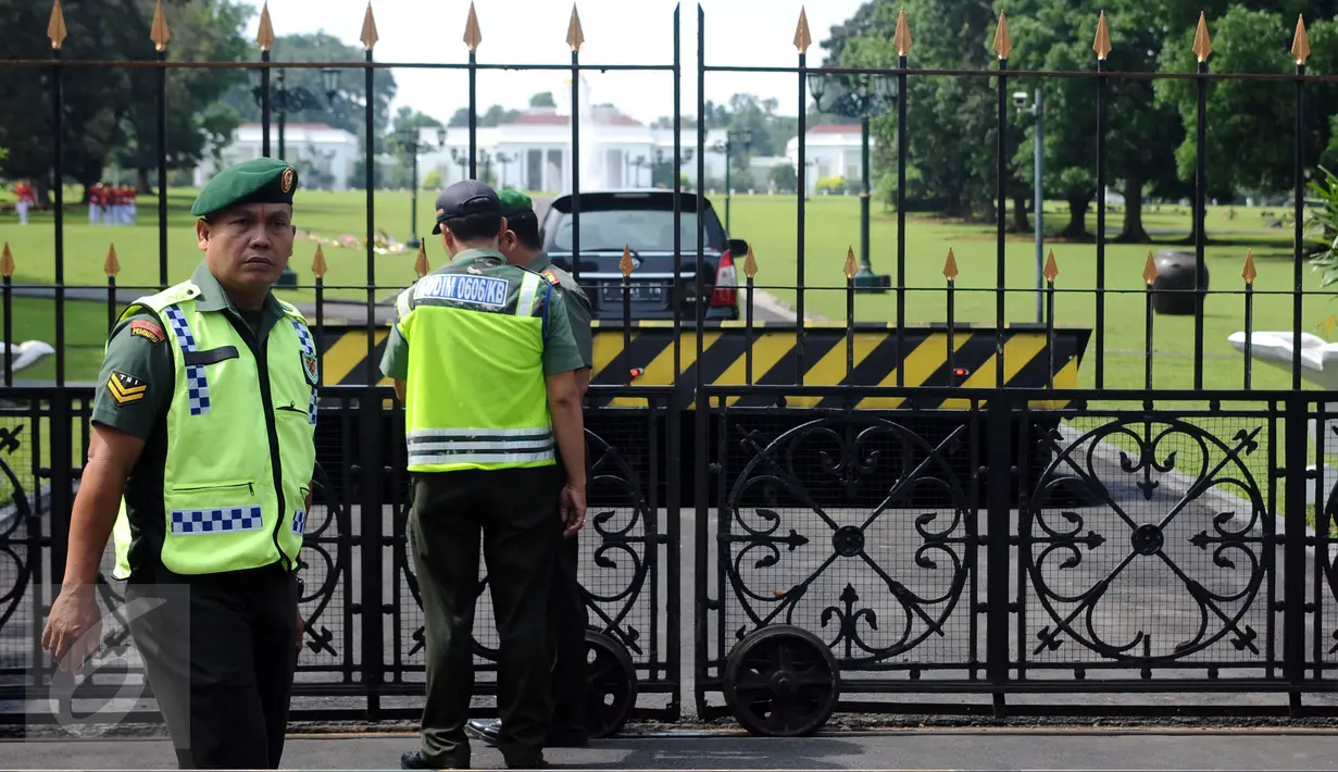 Personel TNI bersiaga di luar pagar Istana Bogor, Rabu (1/3). Jelang kedatangan Presiden Joko Widodo dan Raja Arab Saudi, Salman bin Abdulaziz pengamanan Kota Bogor diperketat. (Liputan6.com/Helmi Fithriansyah)