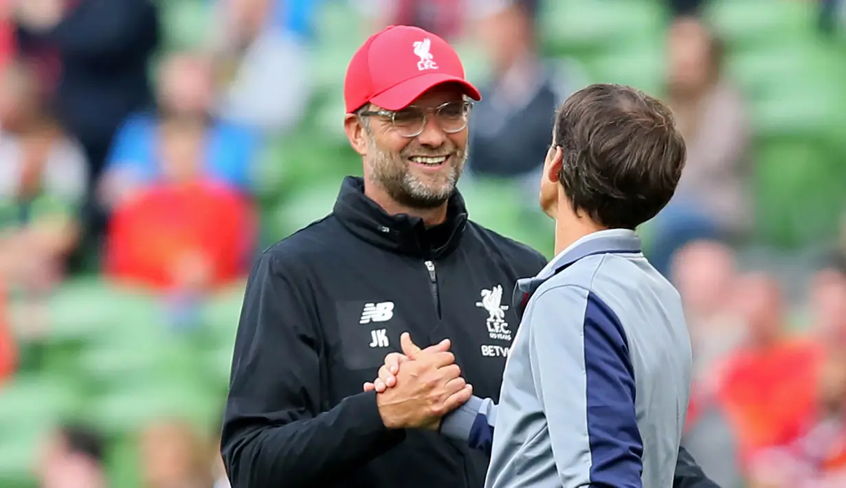 Pelatih Liverpool, Juergen Klopp, bersalaman dengan pelatih Athletic Bilbao, Jose Ziganda, usai  laga persahabatan di Stadion Aviva, Dublin, Sabtu (5/8/2017). Liverpool menang 3-1 atas Athletic Bilbao. (AFP/Paul Faith)