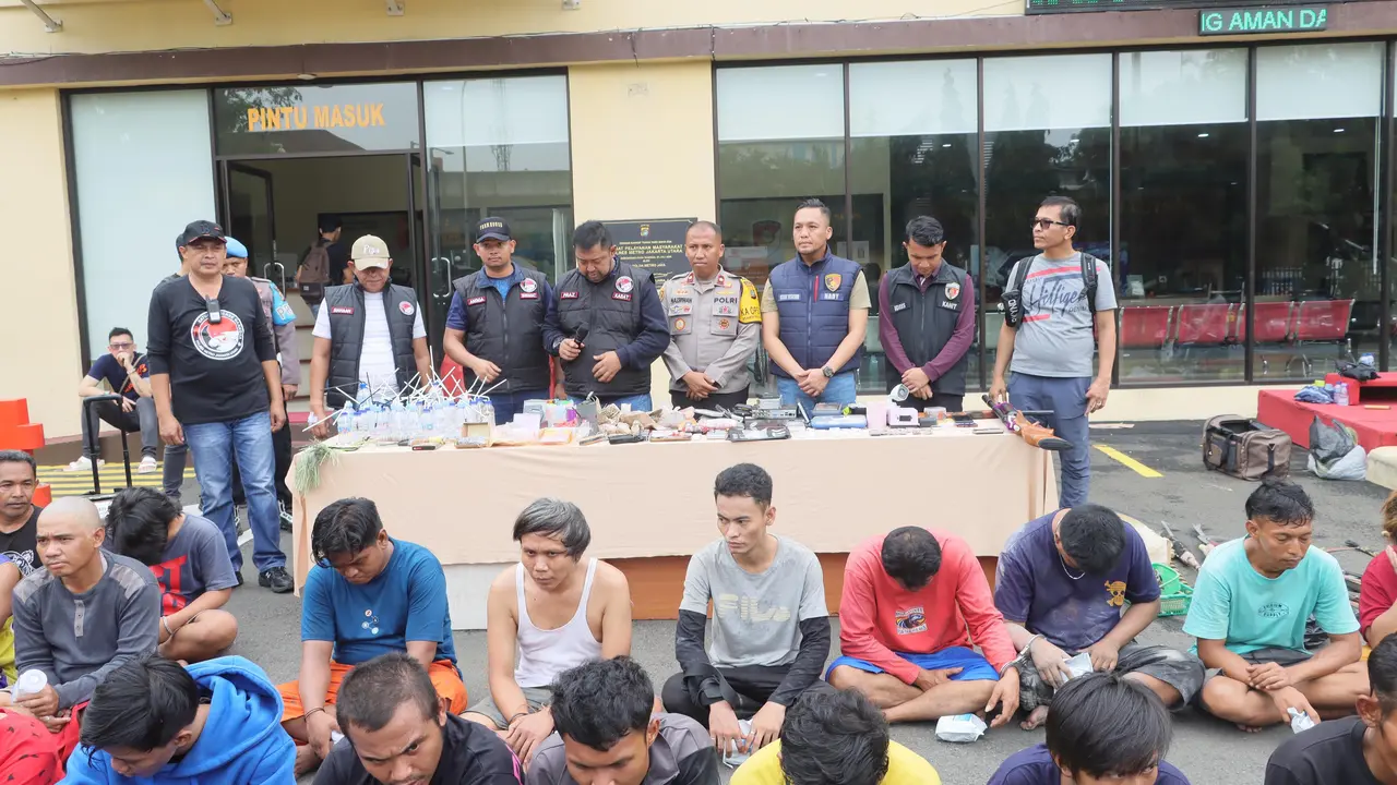 Polres Metro Jakarta Utara menggerebek Kampung Bahari, Tanjung Priok, Jakarta Utara pada Minggu (10/3/2024).
