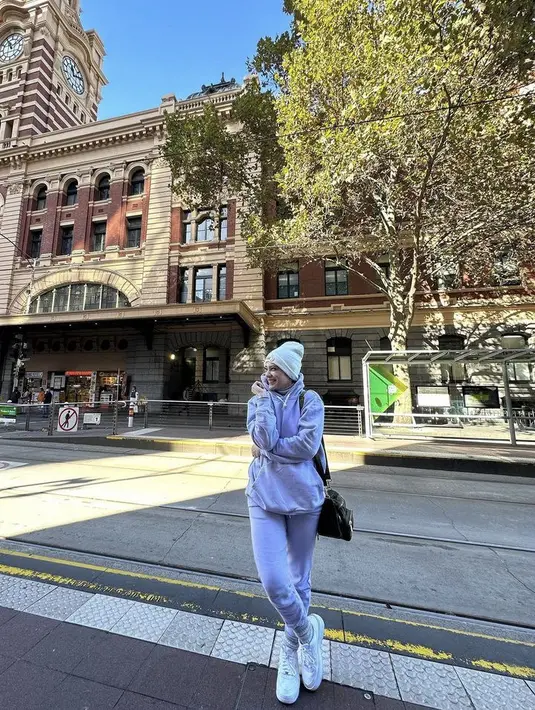 Ia juga tampil dengan hoodie dan celana training warna serasi. Dipadukan bennie putih yang serasi dengan sneakersnya.Credit: (@anneofficial1990)