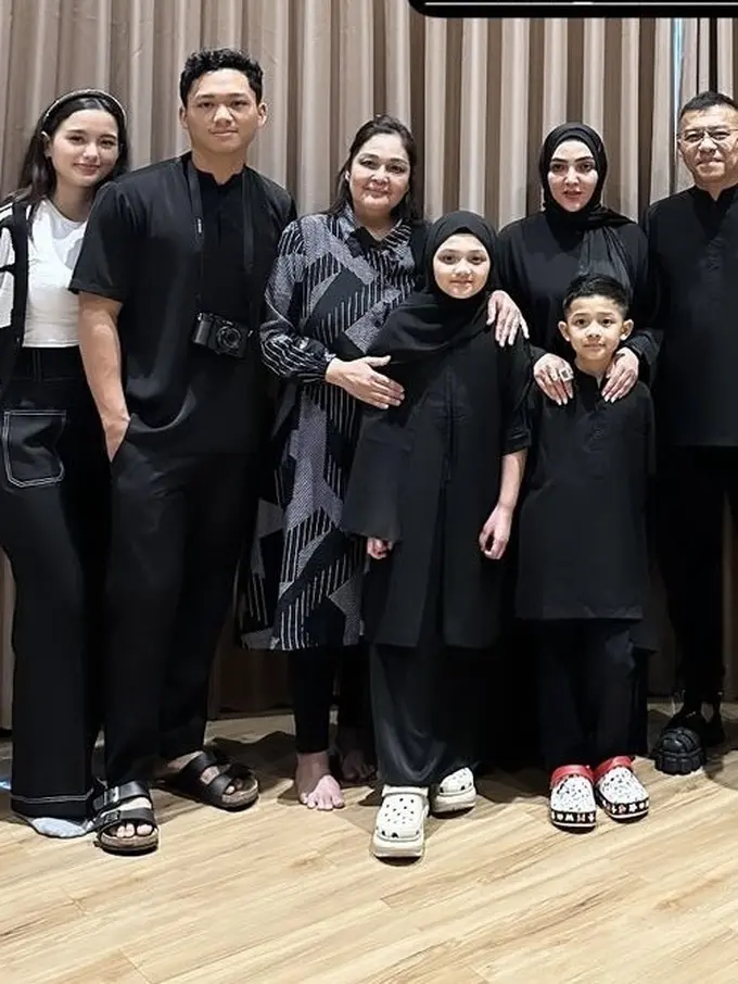 Sarah Menzel Ketika Antar Kekasihnya Azriel Hermansyah Umrah