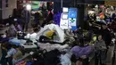 Stasiun bawah tanah terus berfungsi sebagai tempat perlindungan utama bagi warga Kyiv untuk menghindari bahaya serangan udara Rusia. Tampak dalam foto, orang-orang berlindung di stasiun metro saat serangan udara Rusia di Kyiv pada Selasa 25 November 2025, di tengah invasi Rusia ke Ukraina. (Yan Dobronosov/AFP)