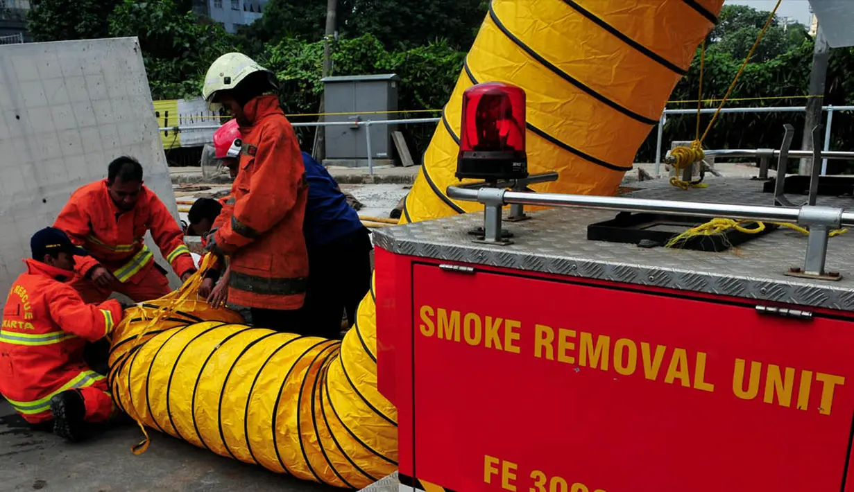 Beberapa petugas pemadam kebakaran  menangani lokasi tempat kebocoran pipa gas di kawasan SCBD Jalan Jenderal Sudirman, Jakarta, Kamis, (17/7/14), (Liputan6.com / Johan Tallo)