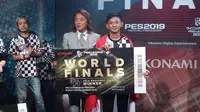 Rizky Faidan (kanan) berhasil menjadi jawara Asia PES 2019. Ia akan mewakili Benua Kuning ke World Finals PES 2019.  (FOTO / LIGA1PES)