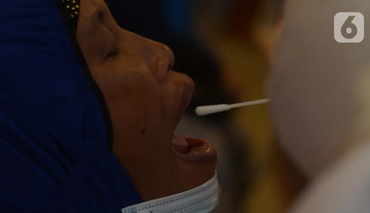 Calon jemaah umrah melakukan tes swab menjelang keberangkatan di Asrama Haji Pondok Gede, Jakarta, Selasa (11/1/2022). Hingga saat ini kurang lebih 1.000 jemaah telah diberangkatkan ke tanah suci Mekkah setelah dua tahun pandemi Covid-19. (merdeka.com/Imam Buhori)