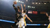 LeBron James, membawa Cleveland Cavaliers mencetak banyak sejarah setelah menjadi juara NBA 2016 dengan mengalahkan juara bertahan Golden State Warriors pada Gim 7, Minggu (19/6/2016). (Bola.com/Twitter/NBAcom)