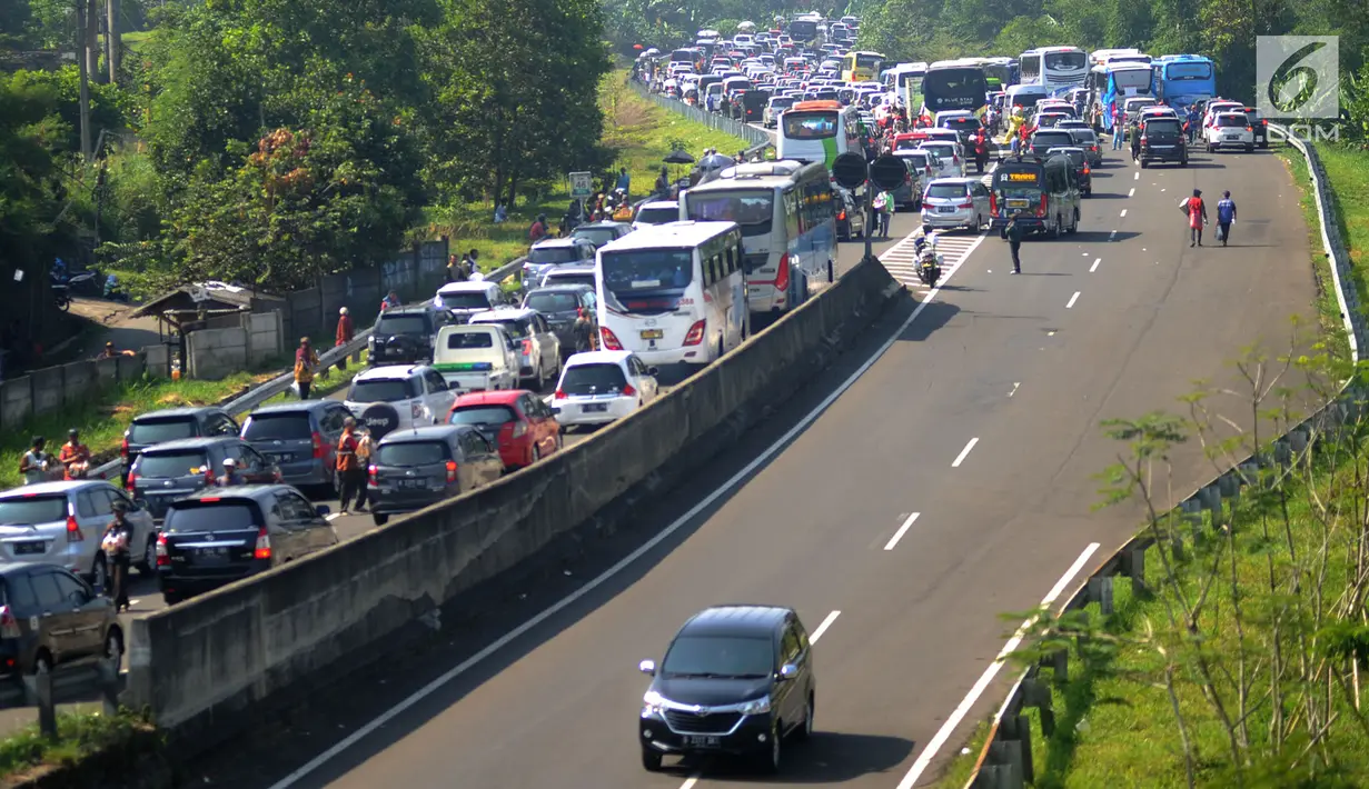 Pemandangan saat ribuan kendaraan antre menuju kawasan Puncak di pintu keluar Tol Gadog, Bogor, Jawa Barat (18/6). Kawasan Puncak masih menjadi primadona masyarakat untuk mengisi libur Lebaran. (Merdeka.com/Arie Basuki)