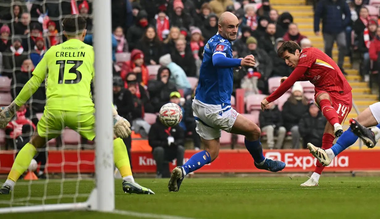 Pemain Liverpool, Federico Chiesa (kanan) berusaha mencetak gol ke gawang Accrington Stanley pada laga lanjutan Piala FA 2024/2025 yang berlangsung di Anfield, Liverpool, Inggris, Sabtu (11/01/2025). (AFP/Oli Scarff)