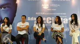 Para pemain AADC 2 saat konferensi pers di Jakarta, Senin (25/4). Meski tayang dengan jadwal yang sama dengan Captain America: Civil War, AADC 2 mengaku siap bersaing. (Liputan6.com/Herman Zakharia)