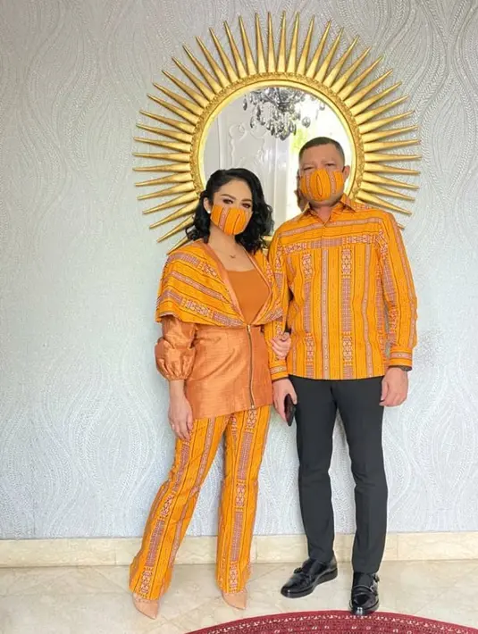 "Biasanya makan malam yang paling berkesan itu di Bali saya menulis buku ditulis sahabat saya dan dikasih ke Raul sebagai hadiah walau hanya dicetak terbatas. Itu adalah hadiah yang sangat berkesan dimana menurut pandangan saya figur suami saya dikemas dalam buku," ujarnya. (Instagram/raullemos06)