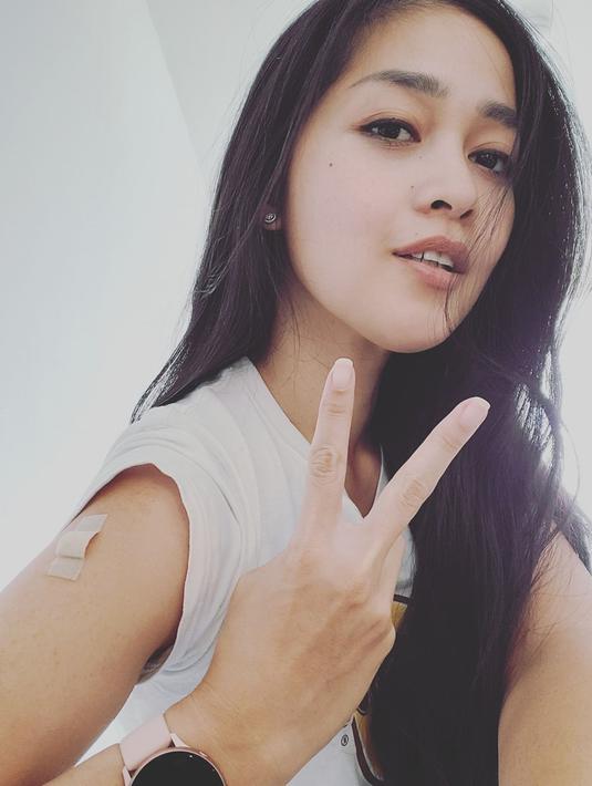 Artis 33 tahun ini juga memamerkan pose dua jari setelah dirinya melakukan vaksin ke-2. Gracia berharap dengan vaksin, dirinya bisa membantu bumi cepat pulih dari pandemi ini. Ia juga menyemangati semua orang agar selalu sehat. (Liputan6.com/IG/@graciaz14)