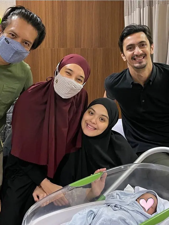 Potret Dhini Aminarti Momong Anak Vebby Palwinta, Didoakan Segera Punya Momongan