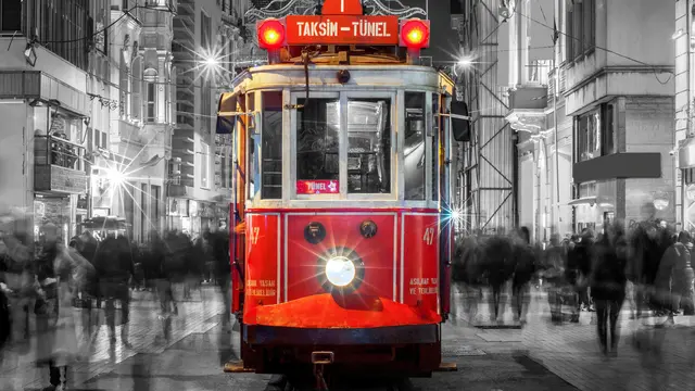 Mengelilingi Turki sangatlah mudah berkat infrastruktur transportasi umum yang lengkap dan nyaman.