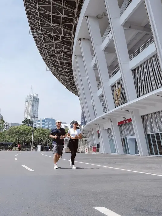 “ Sehat bareng suami,” terang singkat istri Raditya Dika tersebut. Gemas sampai bikin iri para jomblo. (FOTO: instagram.com/p/Ci_keTwhIYL/)