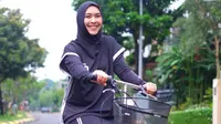 Oki Setiana Dewi Berkolaborasi dengan Brand Lokal Livigi Buat Sportwear Wanita Berhijab
