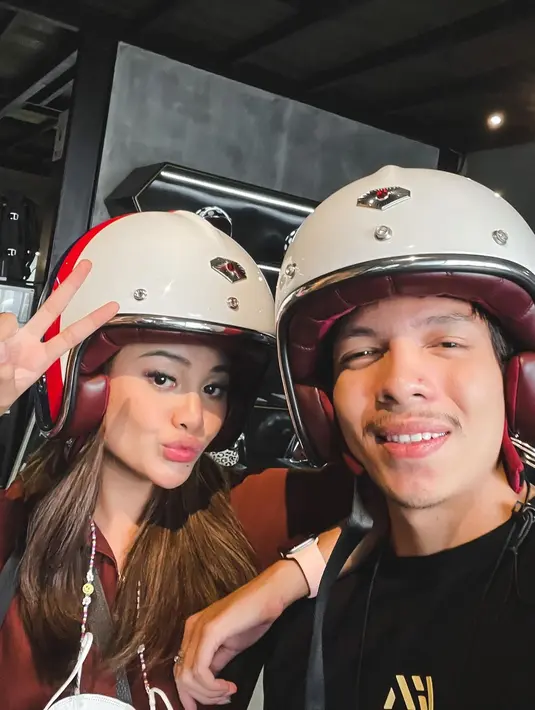 "Setelah hampir 1 tahun tunangan, semakin yakin diriku kalau kamu puzzle pelengkap hidupku. Bismillah Insya Allah tgl 21 maret 2021 kami akad dulu," tulis Atta Halilintar seperti yang dikutip FIMELA. (instagram/attahalilintar)