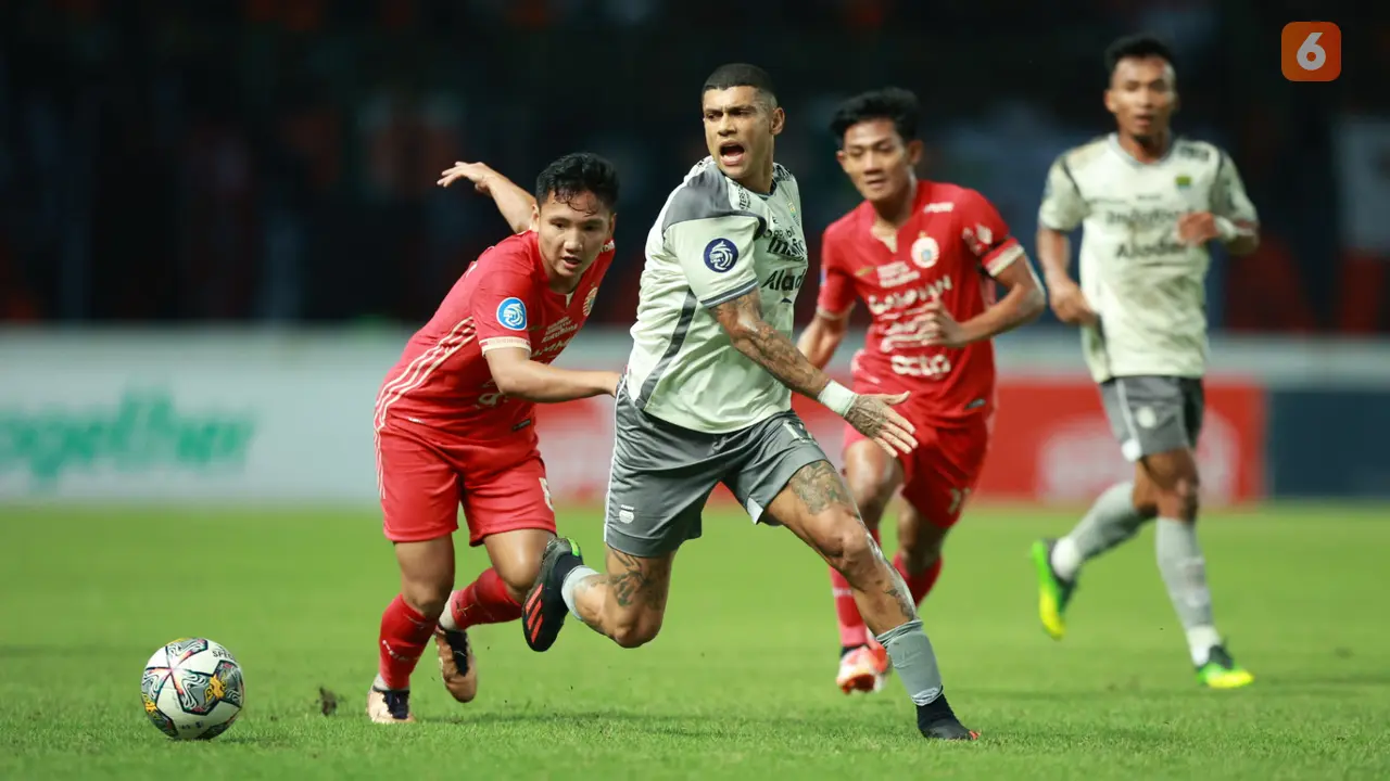 Foto: Persija Jakarta Kalahkan Persib Bandung 2-0