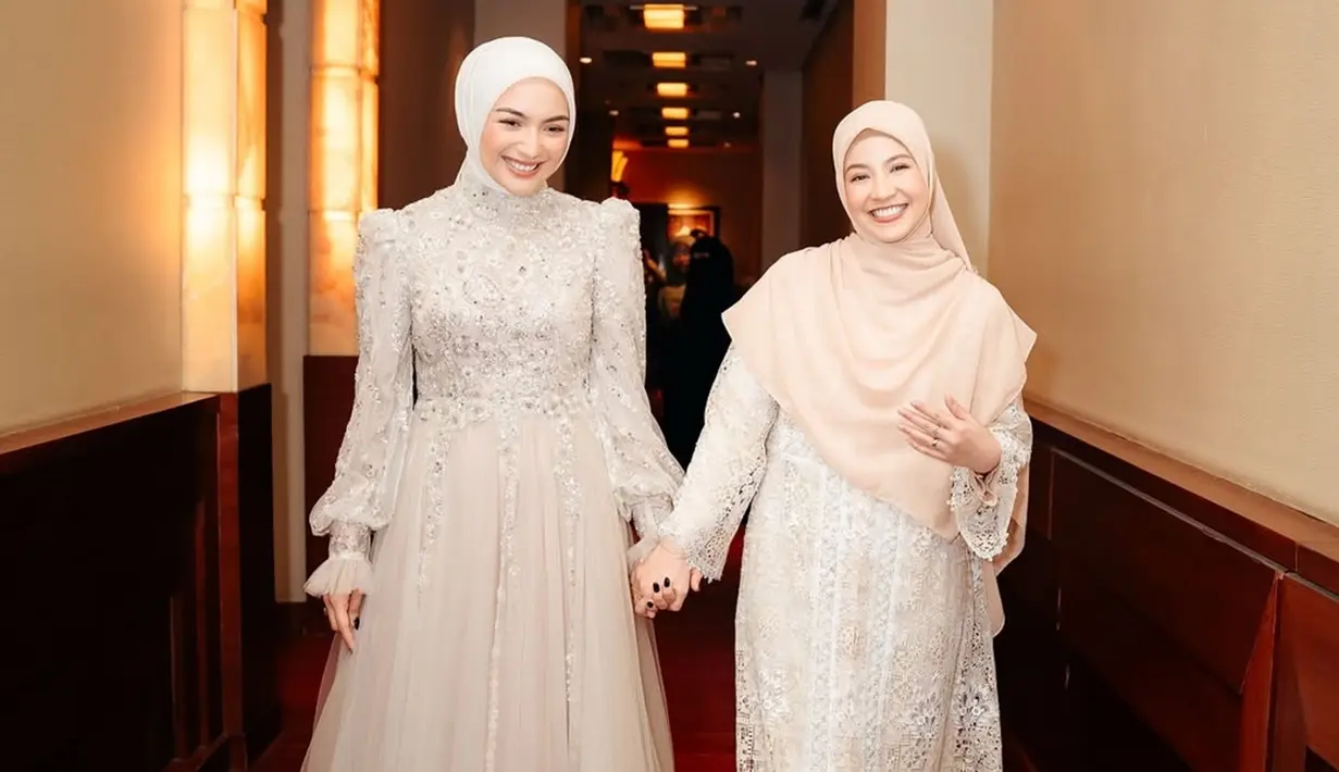 Potret Natasha Rizky dan Citra Kirana bergandengan di red carpet gala premiere Keajaiban Air Mata Wanita. Bersahabat sejak SMA dan langgeng hingga kini, tak sedikit netizen yang salut dengan persahabatan keduanya. Lewat laman Instagramnya, artis berusia 31 tahun ini menuliskan terima kasih kepada Citra Kirana karena sudah memberikan energi positif selama syuting. (Liputan6.com/IG/@natasharizkynew)