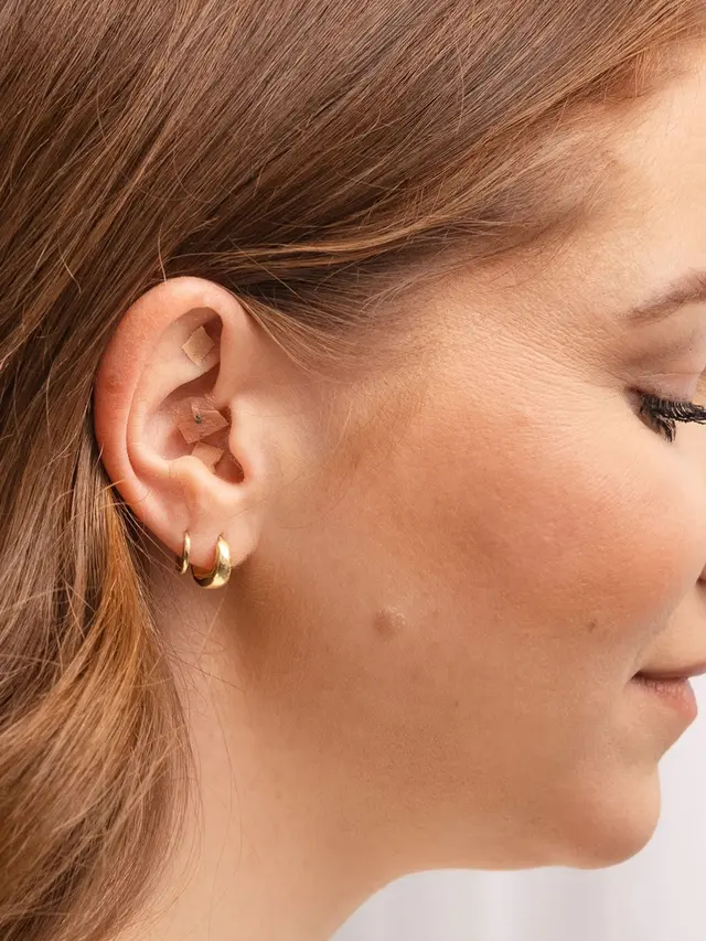 Lisa BLACKPINK hingga Seventeen Andalkan Ear Seeds untuk Menenangkan Diri dan Atasi Insomnia, Seefektif Itukah?