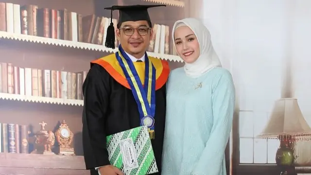 Ferry Salim dan 5 Artis ini Lulus S1 di Usia yang Tak Lagi Muda