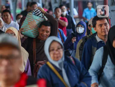 Sejumlah pemudik dengan kereta api setibanya di Stasiun Pasar Senen, Sabtu (13/4/2024). (Liputan6.com/Angga Yuniar)
