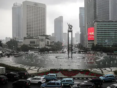 Kondisi lalu lintas di kawasan Bundaran HI, Jakarta, Rabu (28/12/2022). Walau sempat disebutkan ada potensi badai dahsyat yang melanda kawasan Jakarta–Bogor–Depok–Tangerang–Bekasi (Jabodetabek) pada hari ini, warga Jakarta terpantau masih banyak beraktivitas di luar ruangan. (Liputan6.com/Faizal Fanani)