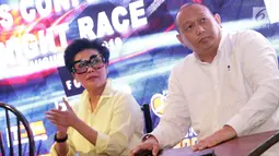 GM Sentul International Sirkuit, Lola Moenek (kiri) dan Ketua IMI DKI Jakarta Anondo Eko saat memberi keterangan terkait pelaksanaan ISSOM Night Race 2019 di Jakarta, Selasa (20/8/2019). Gelaran tersebut akan dimeriahkan dengan kejuaraan Indonesia Drift Prix 2019. (Liputan6.com/Helmi Fithriansyah)