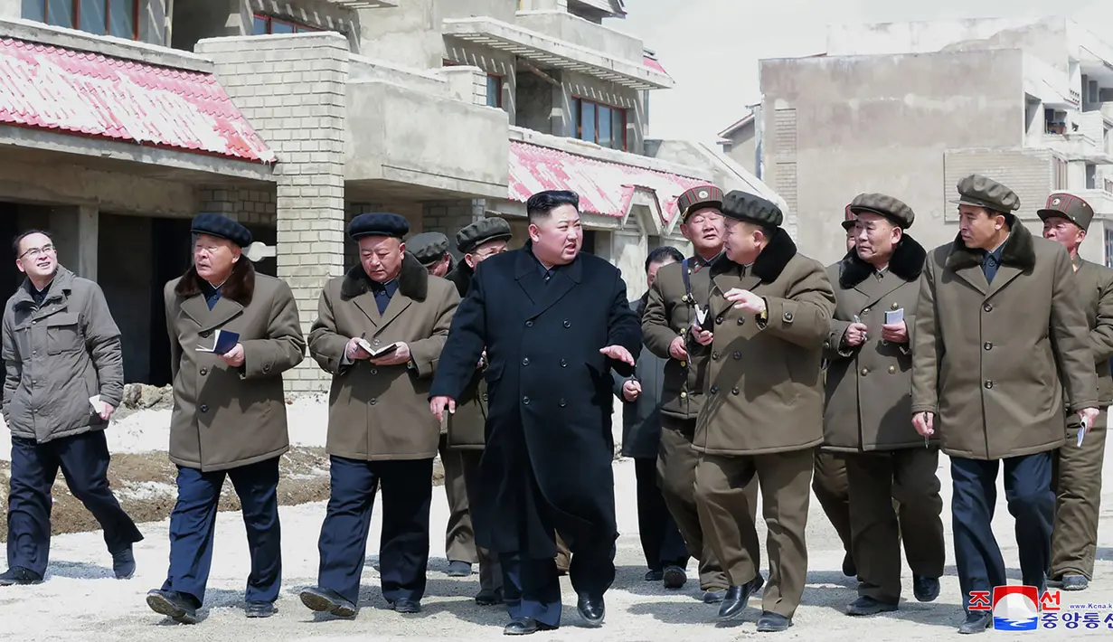 Pemimpin Korea Utara Kim Jong-Un saat meninjau kabupaten Samjiyon County di Provinsi Ryanggang yang berbatasan dengan China, (4/4). (AFP Photo/KCNA VIA KNS)