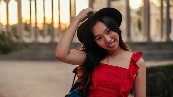 topi tersenyum eksotis bahagia