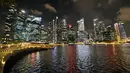 Sebuah foto menunjukkan suasana malam di pusat kawasan keuangan Singapura. Para peneliti dari The Economist Intelligence Unit (EIU) kembali menobatkan Singapura sebagai kota paling mahal di dunia untuk tiga tahun berturut-turut. (AFP PHOTO/Roslan RAHMAN)