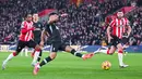 Pemain bintang asal Mesir itu mengukir brace dalam kemenangan epic comeback liverpool dengan skor 3-2. (AFP/Justin Tallis)