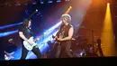 Aksi Jon Bon Jovi dan Phil X memainkan gitar di atas panggung membuat penonton semakin histeris. (Foto: Faizal Fanani/Liputan6.com)