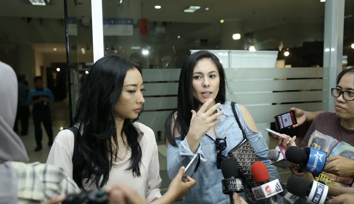 Saat Wulan Guritno dan Renny Sutiyoso datang ke rumah sakit, Jupe sedang melakukan cuci darah. Sekitar satu jam menunggu, akhirnya ketemu dengan Jupe yang selesai cuci darah. (Galih W. Satria/Bintang.com)