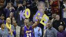 Pemain Los Angeles Lakers forward Kobe Bryant (24)  melambaikan tangan kearah fans usai kalah dari Cleveland Cavaliers pada laga NBA di Quicken Loans Arena, Kamis (11/2/2016) WIB.  (David Richard-USA TODAY Sports/Reuters)