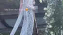 Kebaya tersebut memiliki detail ekor organza yang menjuntai ke bawah dan menyapu lantai.