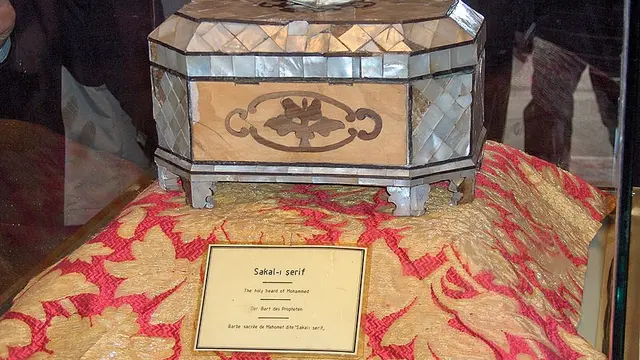 Kotak dengan sebagian janggut Nabi Muhammad di Mausoleum Maulana Rumi, Konya, Turki (Wikipedia/Creative Commons)
