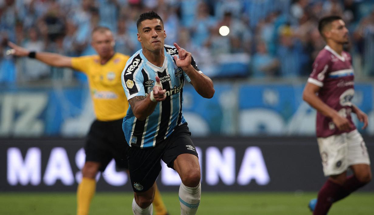 Pemain Gremio, Luis Suarez merayakan gol ke gawang Caxias yang dicetak melalui tendangan penalti pada leg kedua final Gaucho Championship di Arena do Gremio Stadium, Porto Alegre, Brasil, 8 April 2023. Gol Suarez mengubah agregat menjadi 2-1 untuk kemenangan Gremio. (AFP/Silvio Avila)