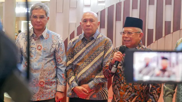 Wakil Presiden Ma’ruf Amin, Menteri Koperasi dan UKM Teten Masduki dan Gubernur Bank Indonesia Perry Wajiyo dalam pembukaan Indonesia Sharia Economic Festival (ISEF) ke-10 di JCC Jakarta. (Dok ISEF)
