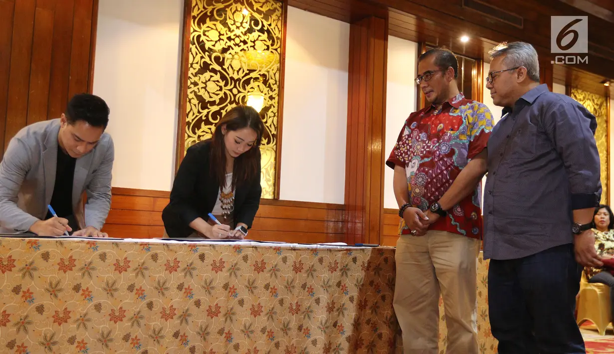 Ketua KPU Arief Budiman dan Komisioner KPU Hasyim Asy`ari menyaksikan moderator debat  Tommy Tjokro  dan Anisha Dasuki  menandatangani Pakta Integritas Moderator pada Debat Kedua Capres Pemilu 2019, di Jakarta, Sabtu (9/2). (Liputan6.com/Johan Tallo)