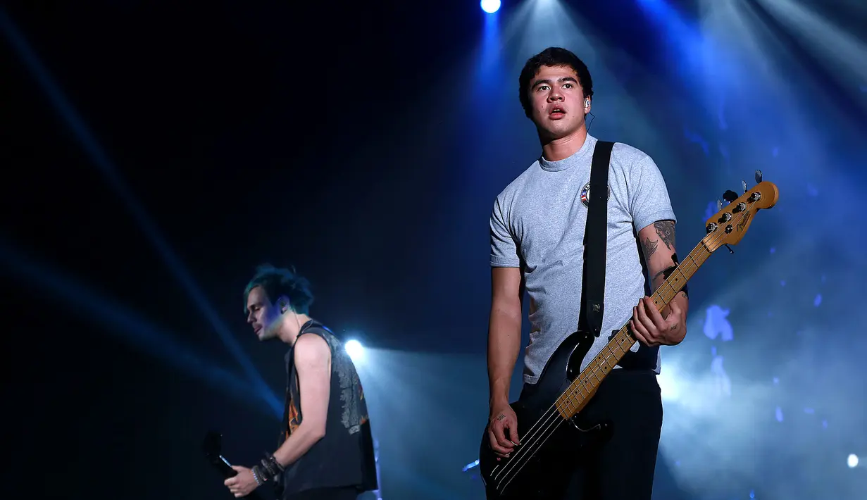 Tampil perdana di Indonesia, grup band 5 Seconds of Summer menggelar konser di Indonesia Convention Exhibition (ICE), BSD City, Tangerang pada Sabtu, (5/3/2016) malam. (Galih W. Satria/Bintang.com)