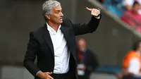 Pelatih Manchester United, Jose Mourinho saat memberikan arahan kepada anak asuhnya saat melawan Swansea City pada lanjutan Premier League di Liberty Stadium, Swansea, (19/8/2017). (AFP/Geoff Caddick)