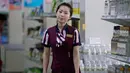 Pekerja berjalan di supermarket di Pyongyang, Korea Utara (12/9). Banyak produk dalam negeri terlihat di rak-rak supermarket tersebut sebagai bagian dari upaya membangun ekonominya dan meningkatkan standar hidup nasional. (AP Photo/Kin Cheung)