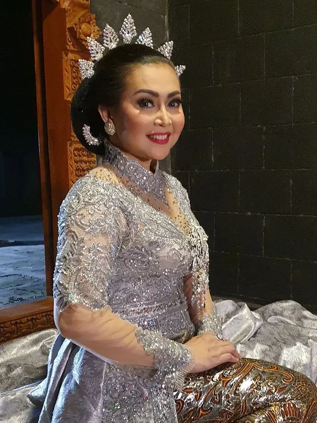 Kini Jadi Paranormal, Ini 6 Potret Ratna Listy Pakai Kebaya Jawa