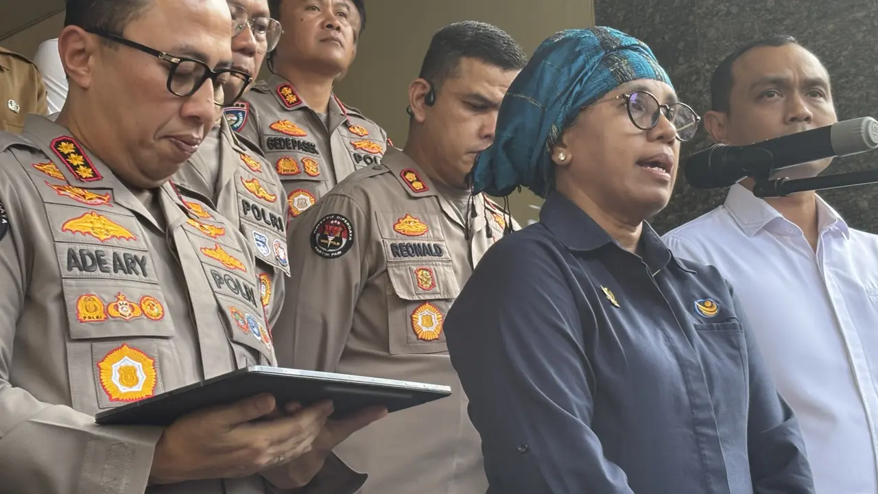 Komisioner KPAI, Sylvana Maria di Polda Metro Jaya.
