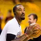 J.R Smith rela berubah posisi dari pencetak poin jadi lebih bertahan di Cavaliers (Jason Miller / GETTY IMAGES NORTH AMERICA / AFP)