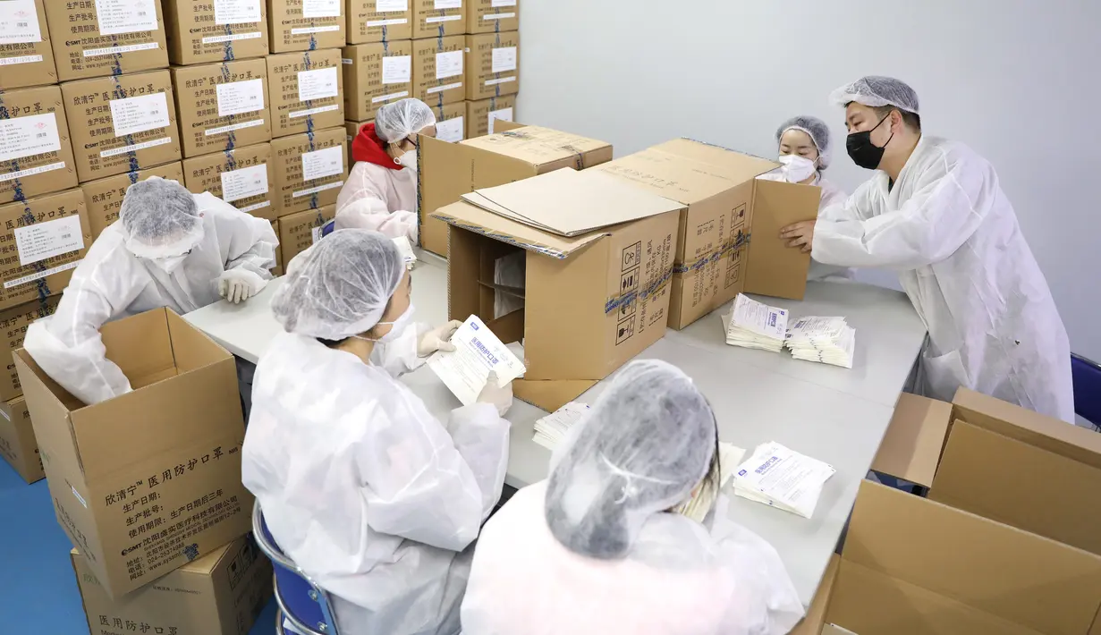 Pekerja mengemas masker kesehatan N95 di area aseptik sebuah perusahaan produsen masker di Shenyang, China, 8 Februari 2020. Selama beberapa hari, perusahaan itu berjanji akan terus bekerja hingga 20 jam per hari untuk memastikan output harian masker N95 mencapai 20.000 lebih. (Xinhua/Yao Jianfeng)